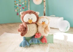 Nici 48079 Eule Oscar 50cm Mit Drehbarem Kopf Plüsch The Owlsons -Nici 46093 04 46096 Milieu 2048x1462