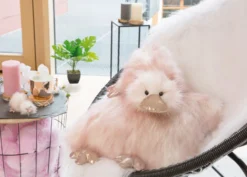 Nici 46630 Schlüsselanhänger Lifestyle Duck Ente Emmalina Altrosa 10cm Plüsch -Nici 46630 07 46632 46638 46633 Milieu 2048x1463