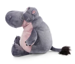 Nici 47978 Nilpferd DJ Nilbert 105cm Sitzend Plüsch Wild Friends GREEN -Nici 47975 04 ZA Frei vorl 2048x1744 3