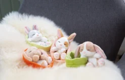 Nici 48708 Sleeping Pets Bunnies Hase Karamell 12cm Schlafend Im Körbchen Peach -Nici 48706 10 48707 48708 48709 Milieu 2048x1318 1