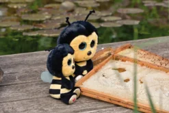 Nici 48730 Schlüsselanhänger Glubschis Meadow Biene Miss Bizz 9cm Plüsch GREEN 9 Nici 48730 Schlüsselanhänger Glubschis Meadow Biene Miss Bizz 9cm Plüsch GREEN -Nici 48736 10 48733 Milieu 2048x1366 1